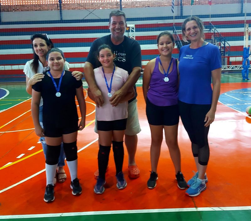 Alunas da iniciação de vôlei participam de torneio