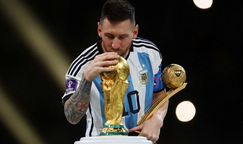 Messi dedica tri da Argentina ao ídolo Maradona