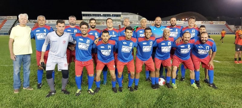 Partida de futebol beneficente arrecada alimentos