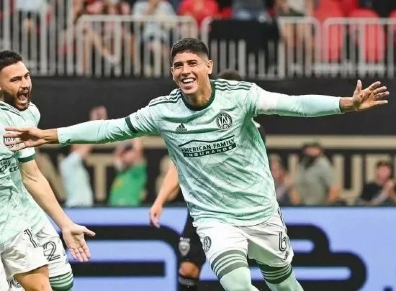 Zagueiro argentino Alan Franco chega ao Brasil para assinar com o São Paulo