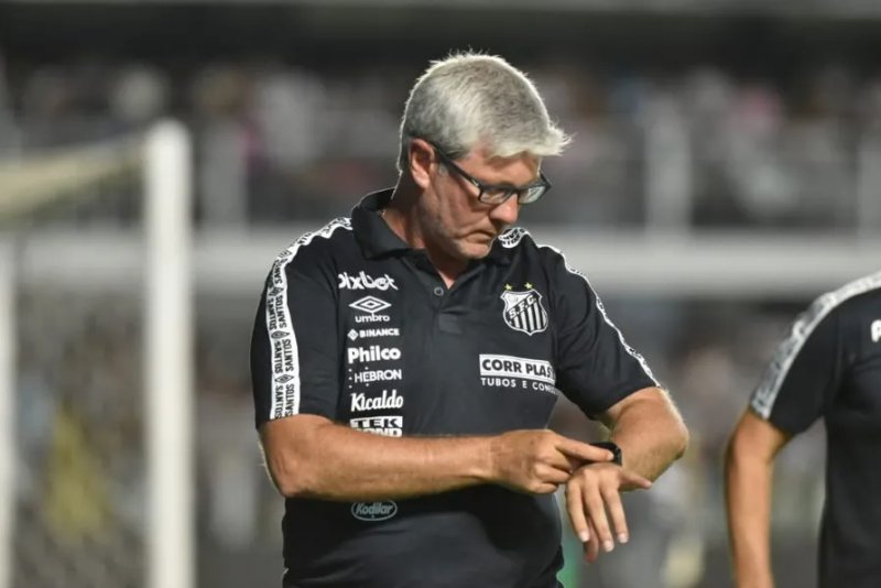 Odair diz querer dar tempo aos jogadores do Santos e pede calma com garotos da Copinha