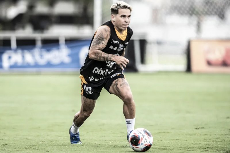 Soteldo treina e deve jogar contra o Água Santa