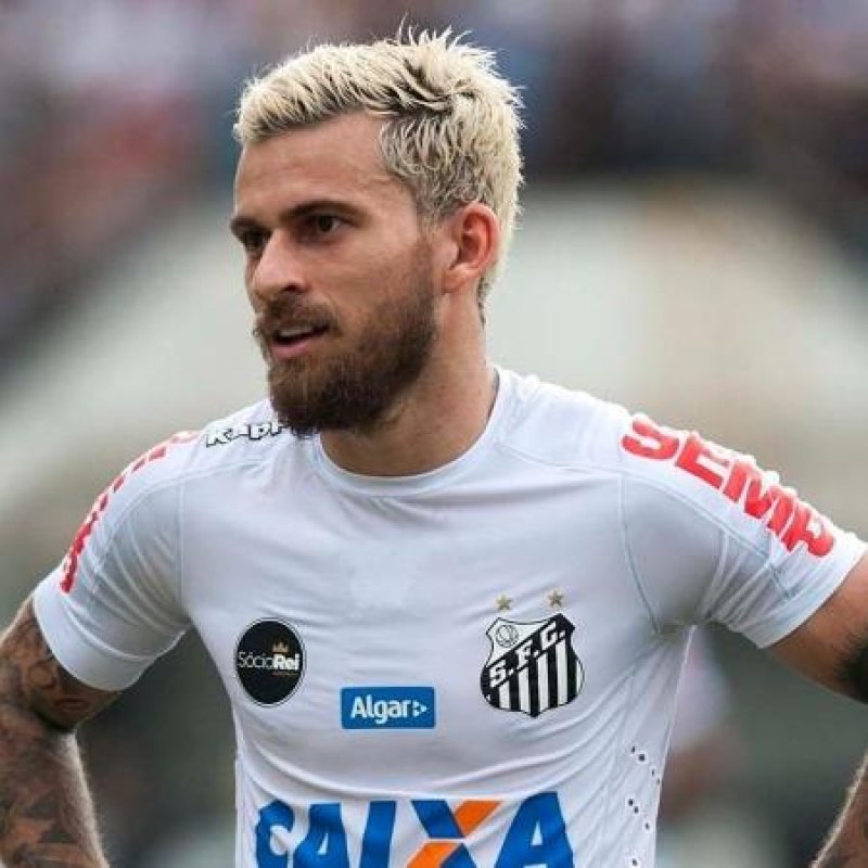 Lucas Lima aparece com a camisa do Santos no BID da CBF