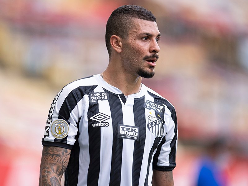 Santos oficializa o retorno do volante Alison