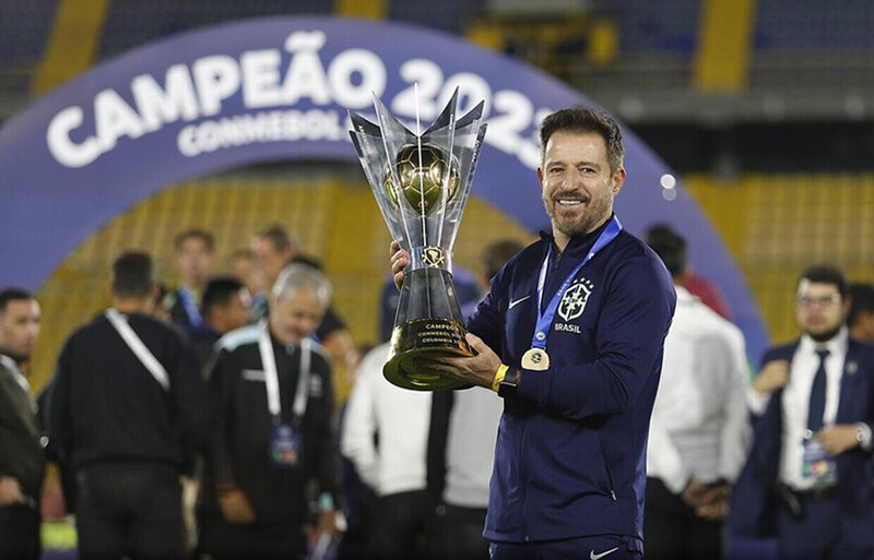 Campeão no Sub-20, Ramon abre portas para assumir seleção interinamente