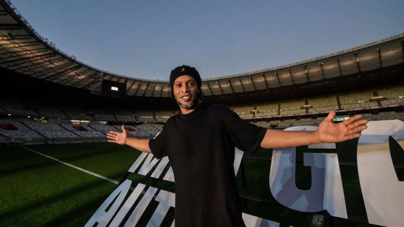 Ronaldinho Gaúcho acerta com time de liga amadora criada por Piqué na Espanha