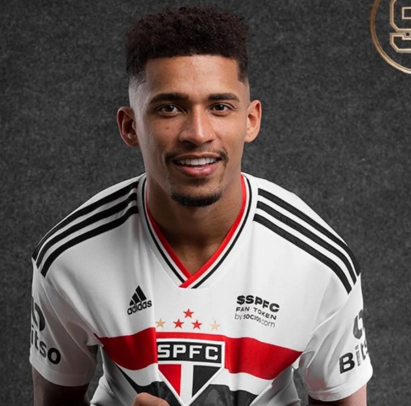 Sem chances no Tricolor, Marcos Paulo curte críticas a Ceni nas redes sociais