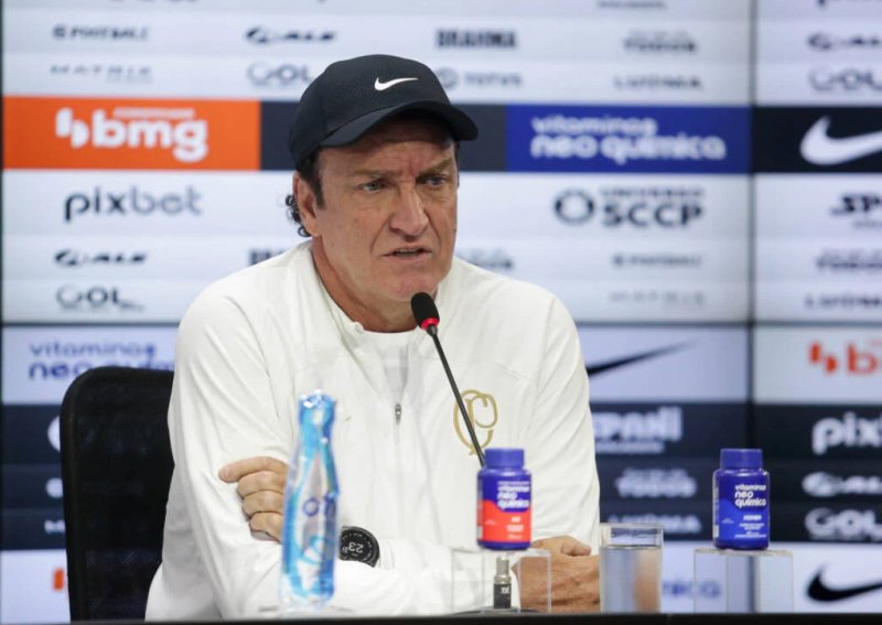 Mesmo com agenda cheia do Corinthians, Cuca descarta time misto contra Goiás