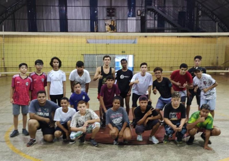 Escolinha de vôlei masculino da Secretaria de Esportes oferece opções de dias e horários para aulas no Nagibão