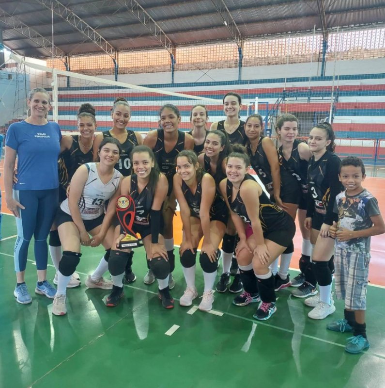 Vôlei feminino juvenil vence campeonato da Liga Amar