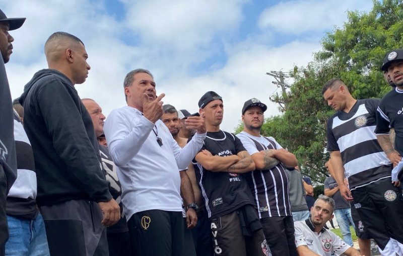 Torcida protesta no CT do Corinthians e Luxa age como 