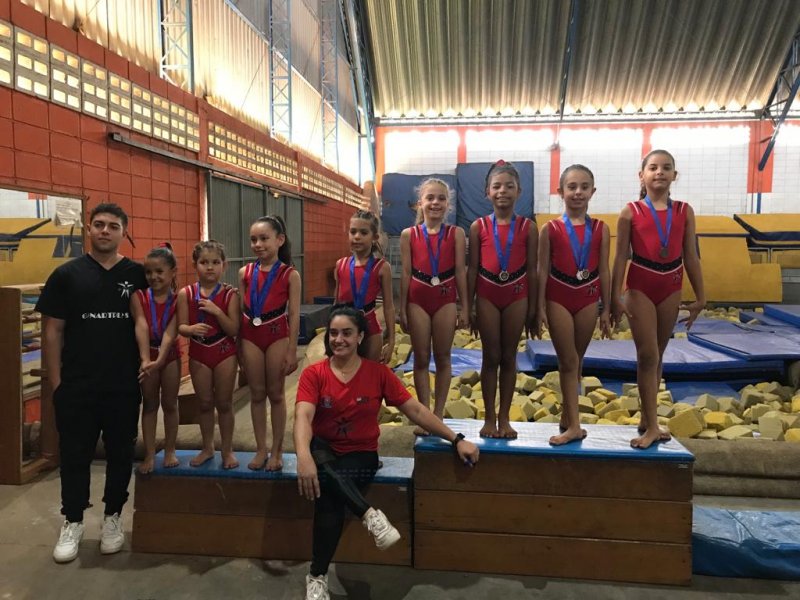 Ginastas penapolenses participam de competição 