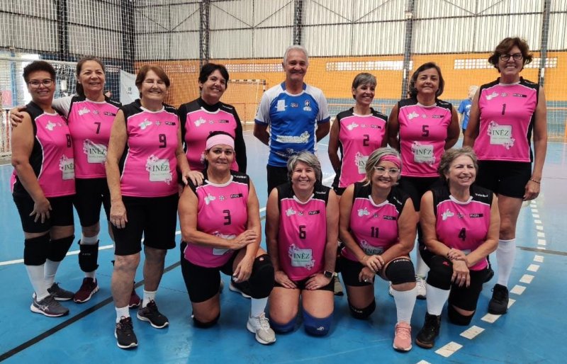 Equipes de vôlei feminino adaptado participam de torneio em Lins