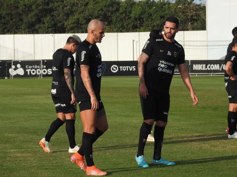 Renato Augusto treina e deve voltar ao time contra o Fluminense