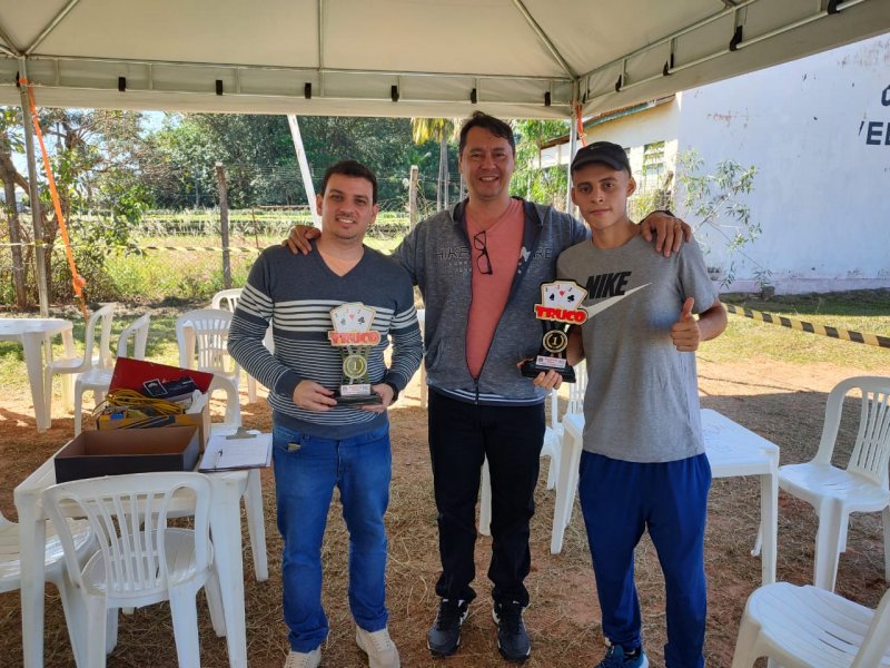 Luan e Wesley vencem torneio de truco