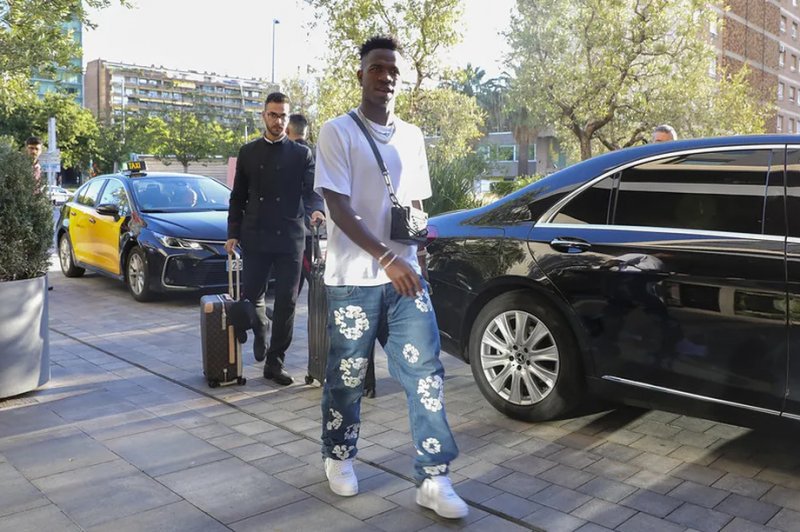 Vini Jr. e mais dez jogadores se juntam à Seleção em Barcelona para amistosos