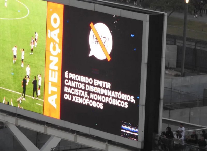 Timão é punido com um jogo de portões fechados por cantos homofóbicos em clássico