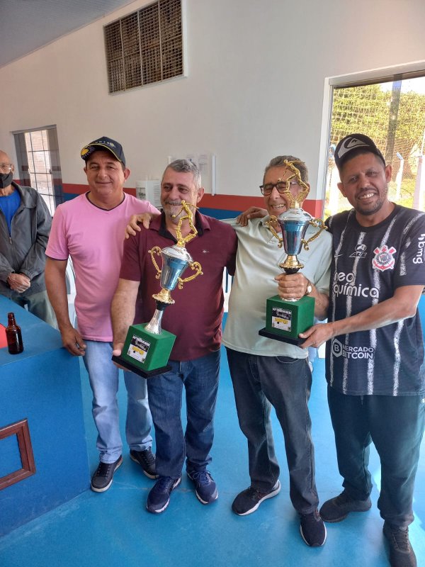 Antonio e Maciel vencem torneio de bocha no clube Lago Azul