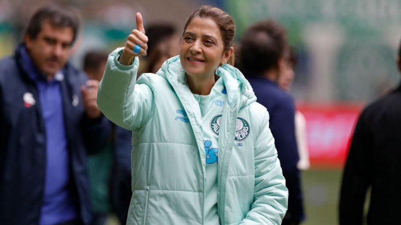 Organizada do Palmeiras faz protesto contra Leila Pereira e pede por reforços