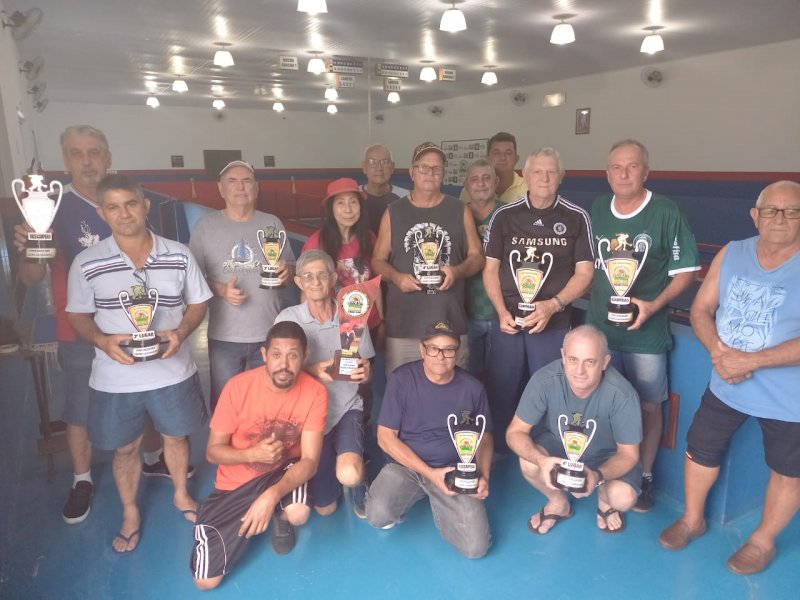 Ademir e Val vencem torneio de bocha no Lago Azul