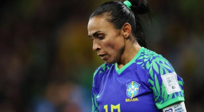 Brasil empata com a Jamaica e é eliminado da Copa em despedida de Marta