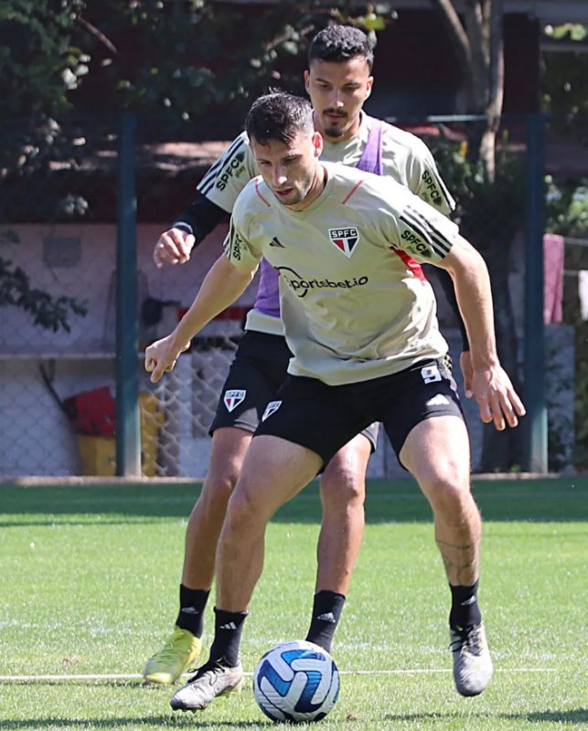 Calleri treina normalmente e pode ser surpresa hoje contra o San Lorenzo
