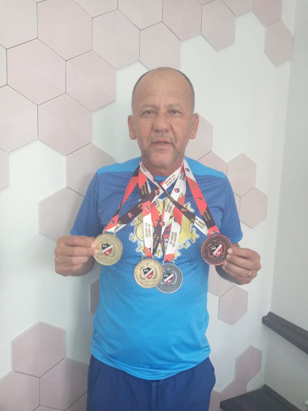 Artur conquista três medalhas de ouro no atletismo master