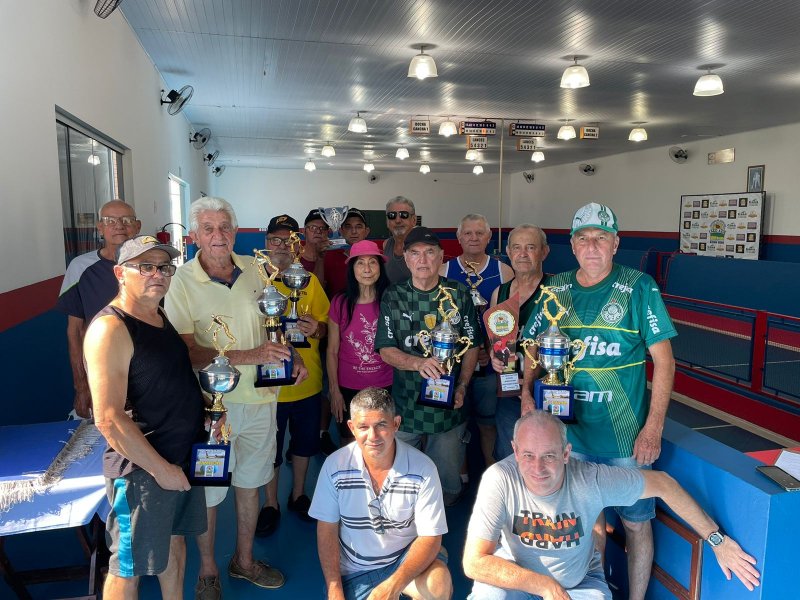 Carlos e Ademir vencem torneio de bocha