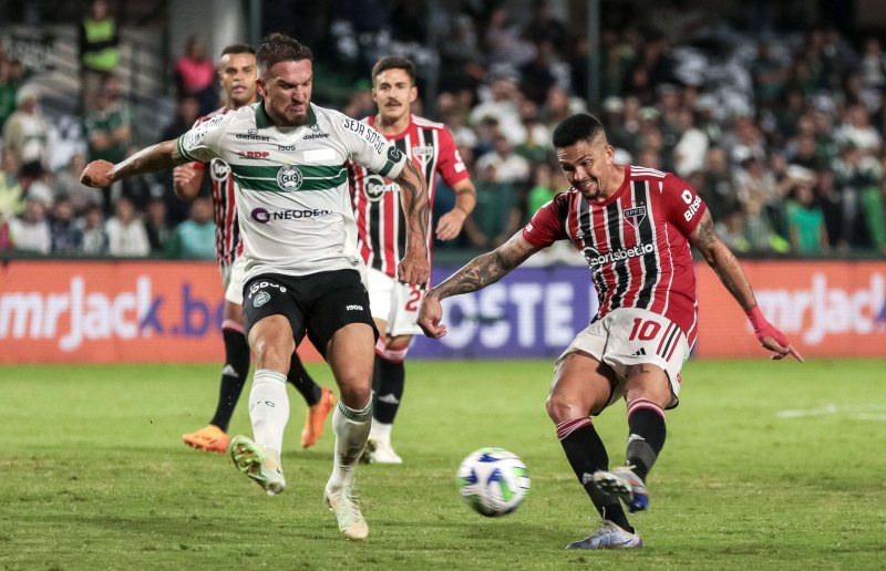 São Paulo enfrenta o Coritiba pelo Brasileirão às 19h