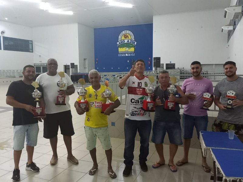 Carlos e Domingos vencem torneio de truco