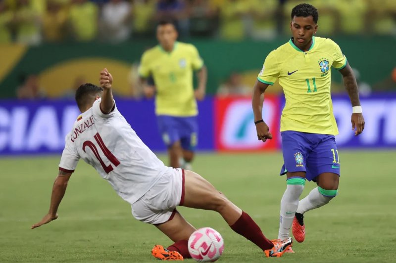 Danilo é cortado por lesão, e Diniz convoca Emerson Royal