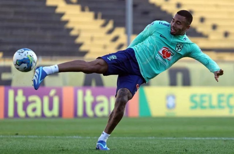 Gabriel Jesus volta a ganhar chance na Seleção e tenta convencer Diniz em posição predileta