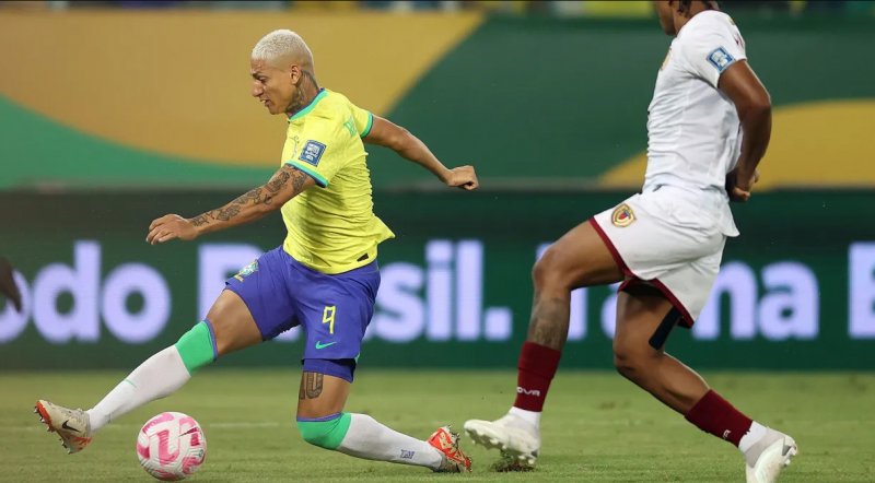 Brasil enfrenta o Uruguai em Montevidéu pelas Eliminatórias