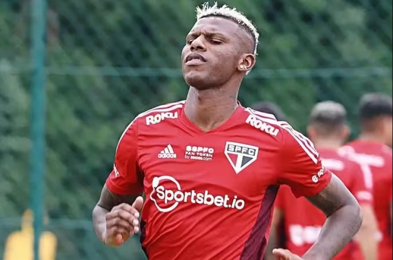 Arboleda volta ao São Paulo contra o Cruzeiro