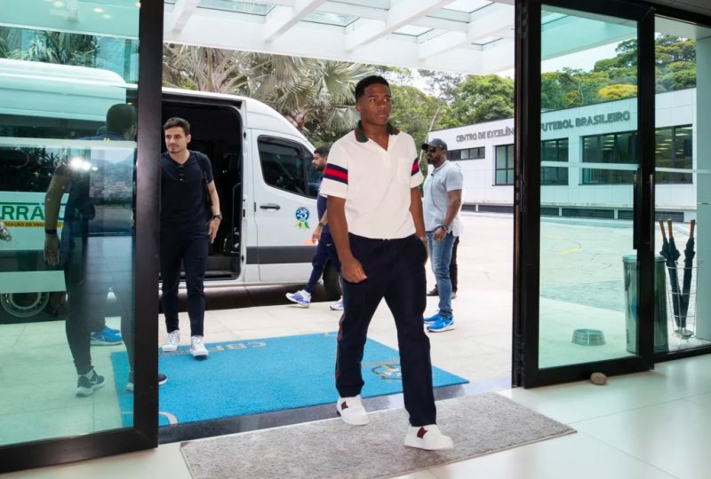 Endrick se apresenta à seleção brasileira e celebra primeira convocação