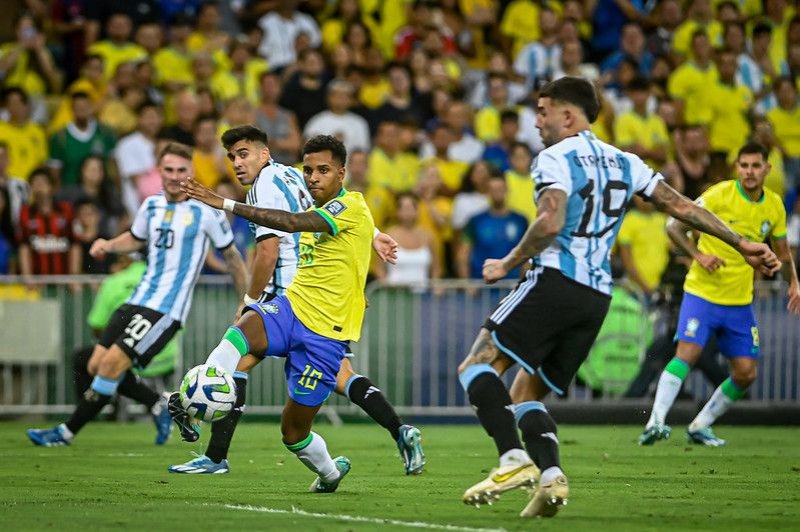 Brasil repete falhas em campo e sofre derrota histórica para a Argentina em dia de pancadaria