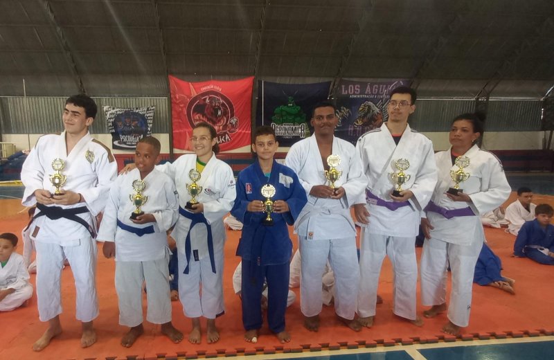 Alunos do judô recebem faixas de graduação