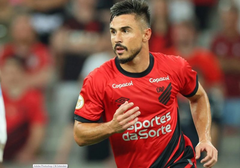 Atacante Willian Bigode fecha com o Santos