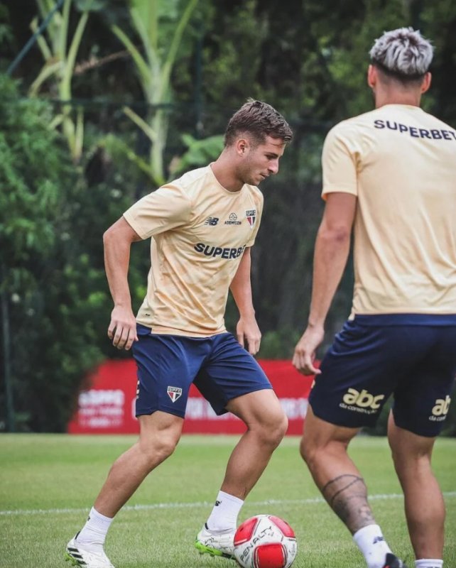 São Paulo enfrenta a Portuguesa no Morumbis