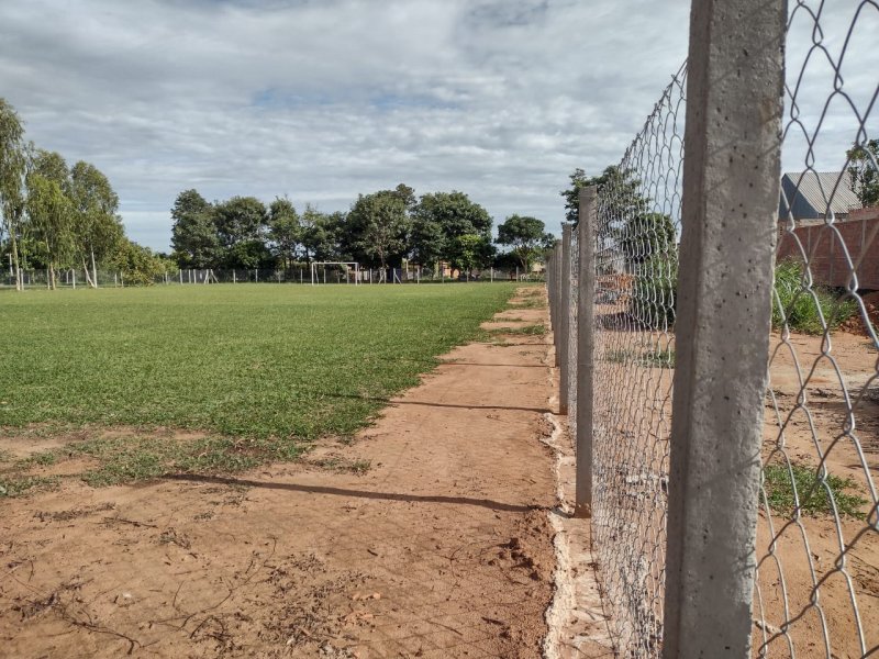 Minicampos e quadra de areia recebem melhorias com a instalação de alambrados