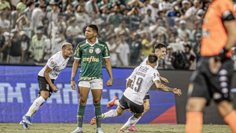 Corinthians arranca empate contra Palmeiras com 2 a menos e zagueiro no gol