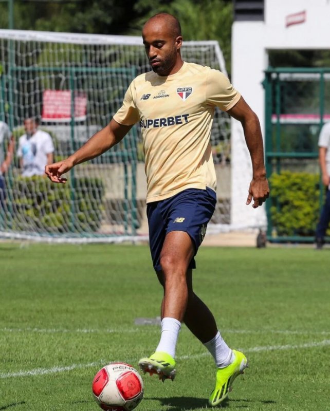 Lucas volta a treinar com o elenco e pode reforçar São Paulo contra o Guarani