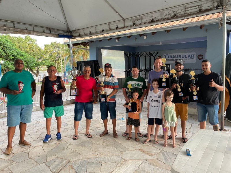Torneio de Truco reúne 32 duplas no clube Lago Azul