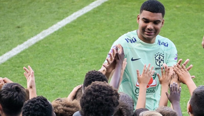 Cortado por lesão, Casemiro visita delegação da Seleção Brasileira em Londres