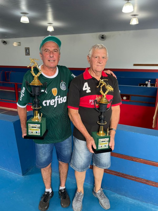 Val e Ademir vencem torneio de bocha