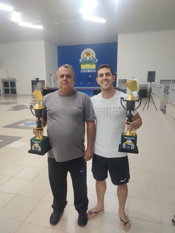 Fernando e Pedro vencem torneio de truco