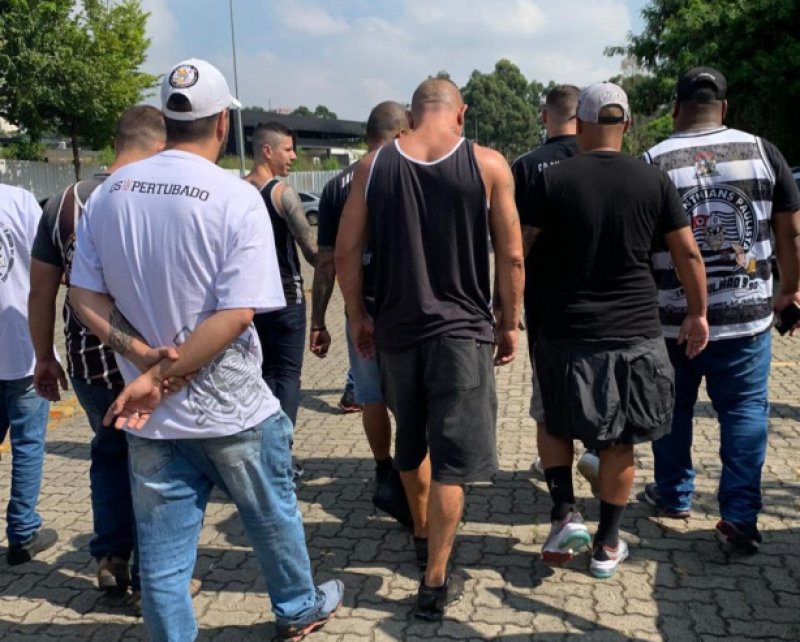 Organizadas do Corinthians vão ao CT e conversam com elenco