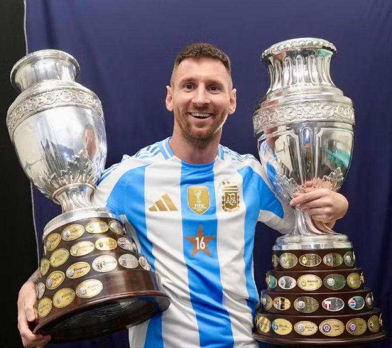 Messi comemora bi da Copa América com Argentina e exibe troféus