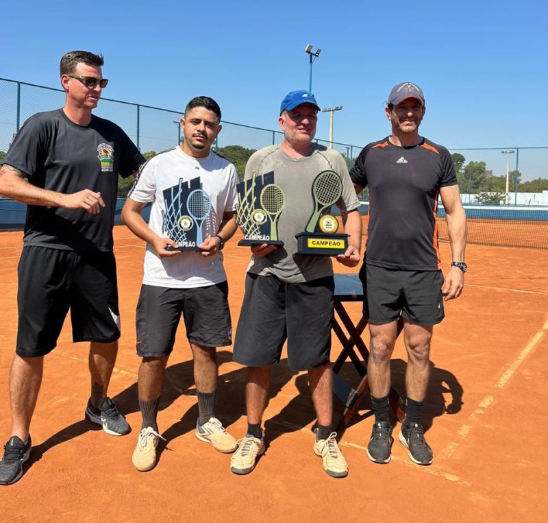 Torneio de Tênis reúne 16 associados no Lago Azul