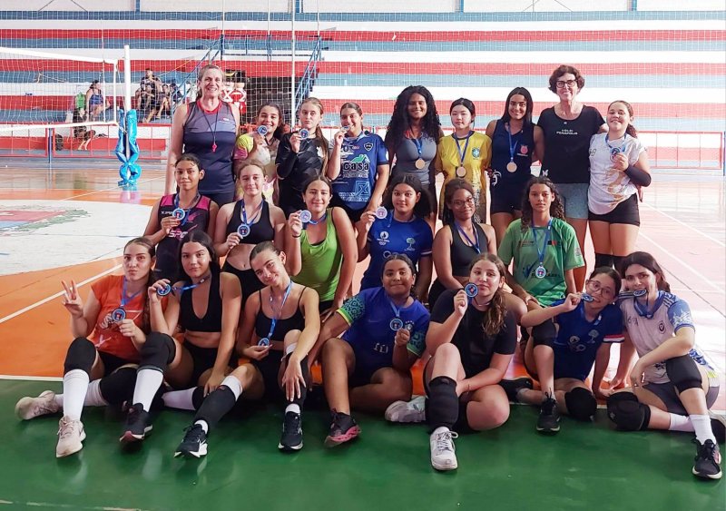 Nova etapa do Vôlei Fest reúne mais de 30 alunas